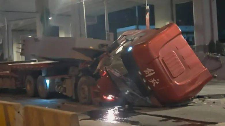 事發(fā)上海寶山！貨車剎車時(shí)，車載鋼構(gòu)件前沖撞翻駕駛室！現(xiàn)場(chǎng)一片狼藉:鋼笆片
