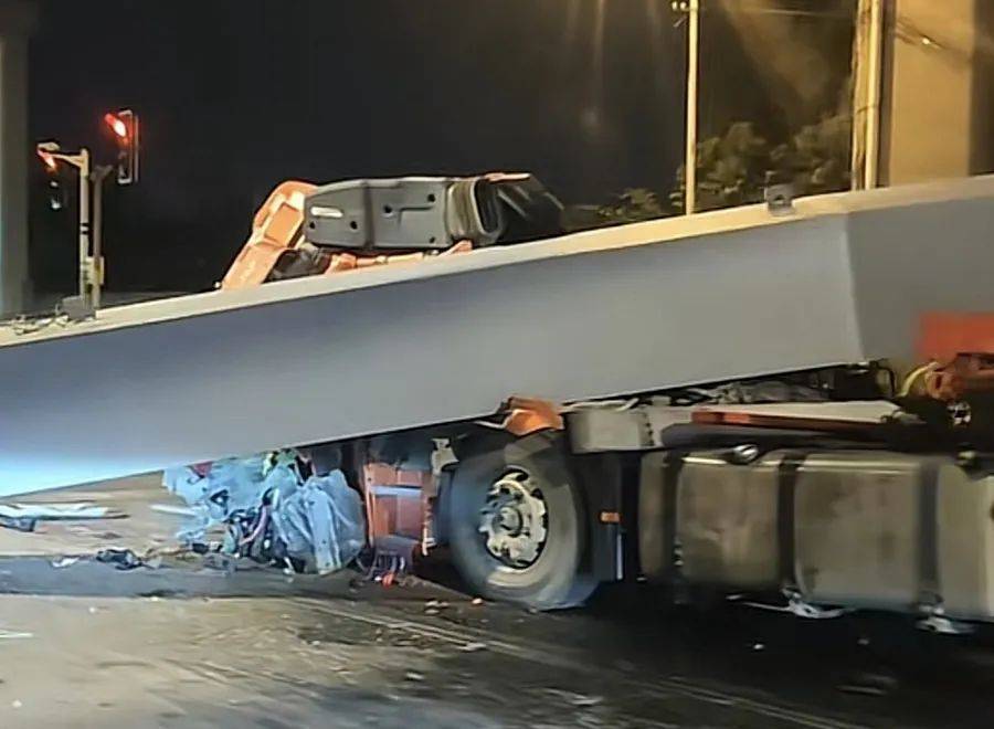 事發(fā)上海寶山！貨車剎車時<strong></p>
<p>鋼笆片
</strong>，車載鋼構(gòu)件前沖撞翻駕駛室！現(xiàn)場一片狼藉:鋼笆片
